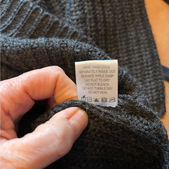 Alison Andrews sweater - Picture 3 of 5